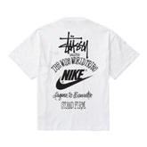 ÚLTIMA PEÇA Camiseta Nike X Stussy The Wide World Tribe Branco TAMANHO M