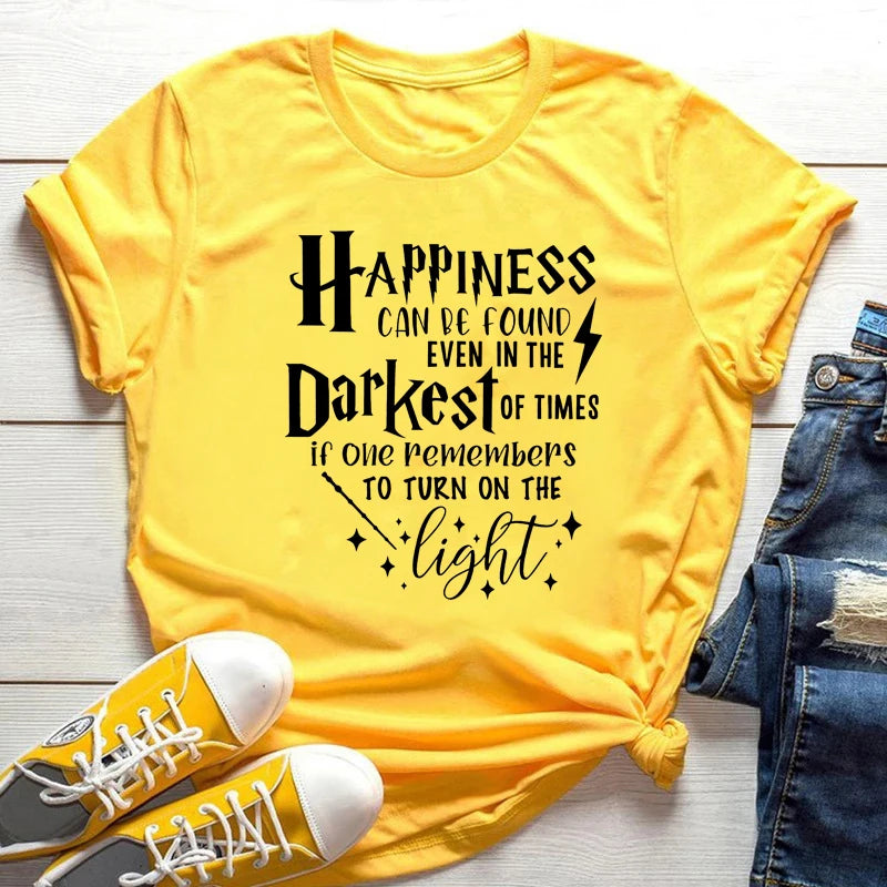 Camisa Harry Potter - Happiness Can Be Found In The  Darkest of Times - Dumbledore