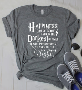 Camisa Harry Potter - Happiness Can Be Found In The  Darkest of Times - Dumbledore