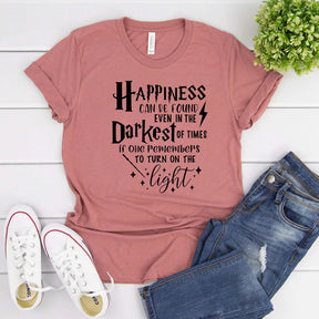 Camisa Harry Potter - Happiness Can Be Found In The  Darkest of Times - Dumbledore