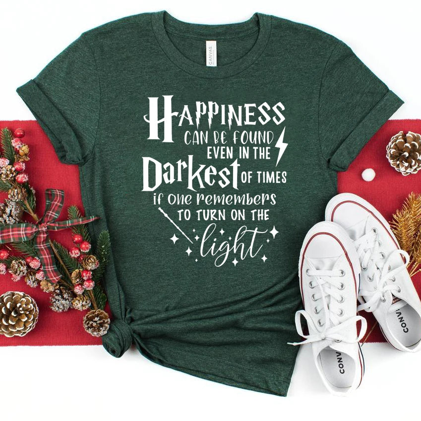 Camisa Harry Potter - Happiness Can Be Found In The  Darkest of Times - Dumbledore