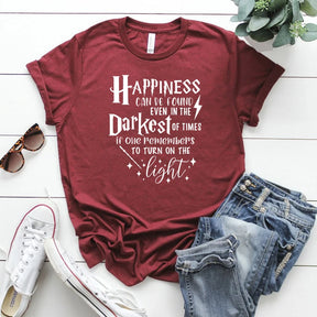 Camisa Harry Potter - Happiness Can Be Found In The  Darkest of Times - Dumbledore