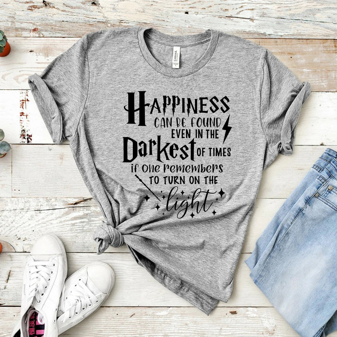 Camisa Harry Potter - Happiness Can Be Found In The  Darkest of Times - Dumbledore