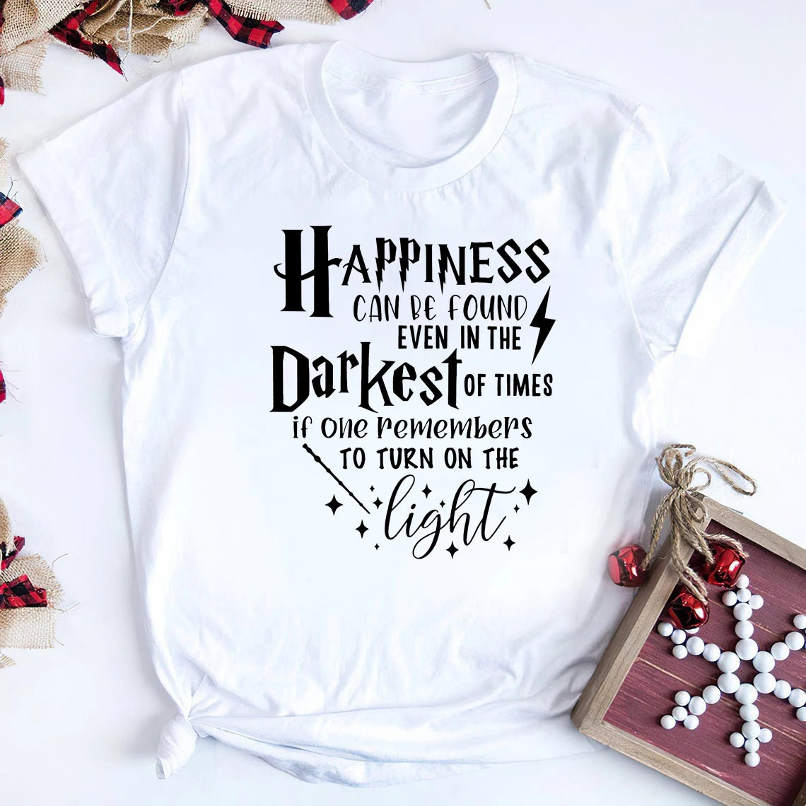 Camisa Harry Potter - Happiness Can Be Found In The  Darkest of Times - Dumbledore