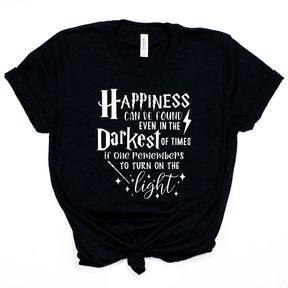 Camisa Harry Potter - Happiness Can Be Found In The  Darkest of Times - Dumbledore