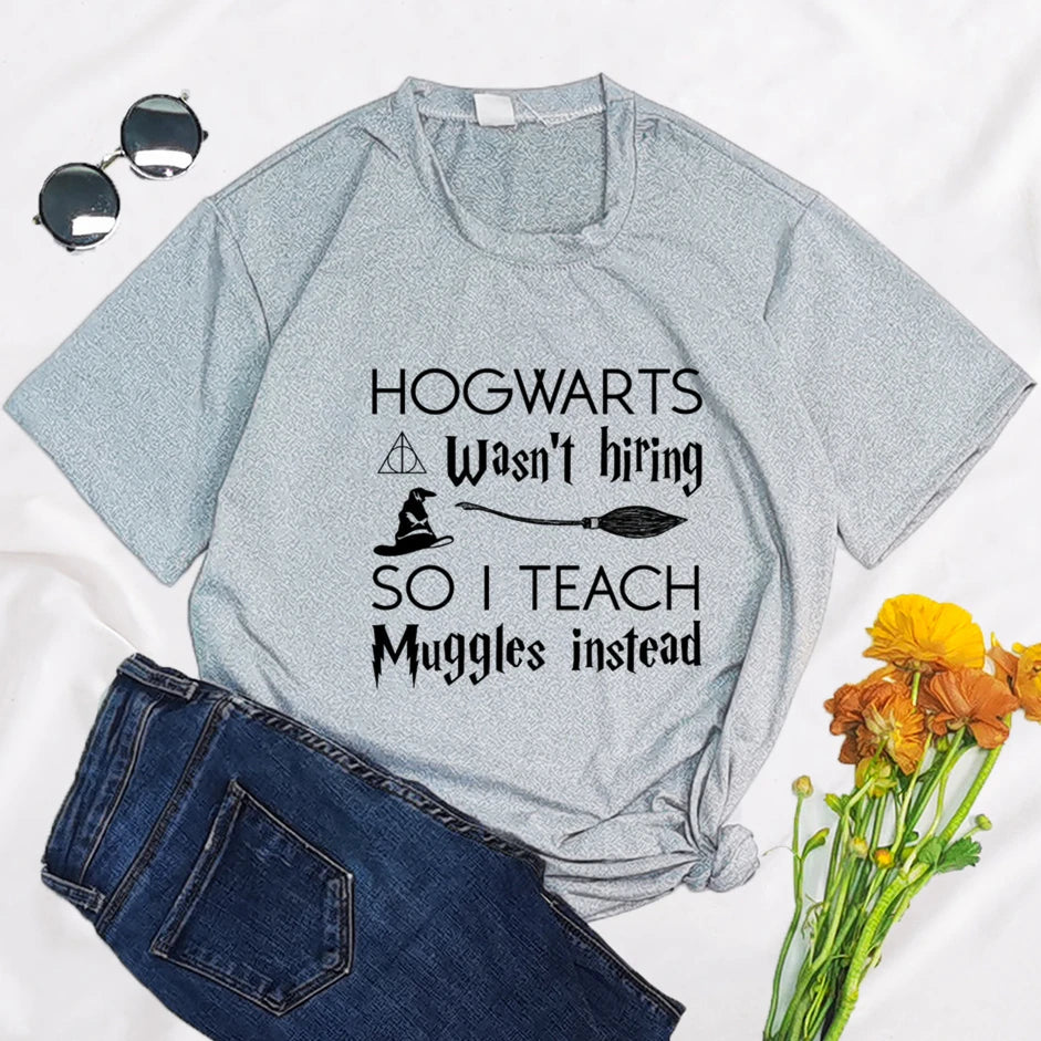 "Hogwarts Não Estava Contratando, Então Eu Ensino Trouxas Mesmo" - Camiseta Feminina com Estampa Gráfica - Manga Curta