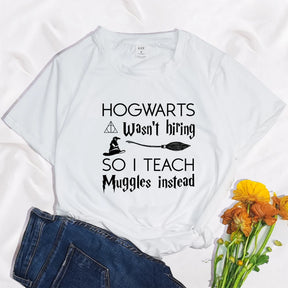 "Hogwarts Não Estava Contratando, Então Eu Ensino Trouxas Mesmo" - Camiseta Feminina com Estampa Gráfica - Manga Curta