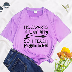 "Hogwarts Não Estava Contratando, Então Eu Ensino Trouxas Mesmo" - Camiseta Feminina com Estampa Gráfica - Manga Curta