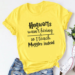 "Hogwarts Não Estava Contratando, Então Eu Ensino Trouxas Mesmo" - Camiseta Feminina com Estampa Gráfica - Manga Curta