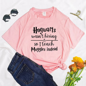 "Hogwarts Não Estava Contratando, Então Eu Ensino Trouxas Mesmo" - Camiseta Feminina com Estampa Gráfica - Manga Curta