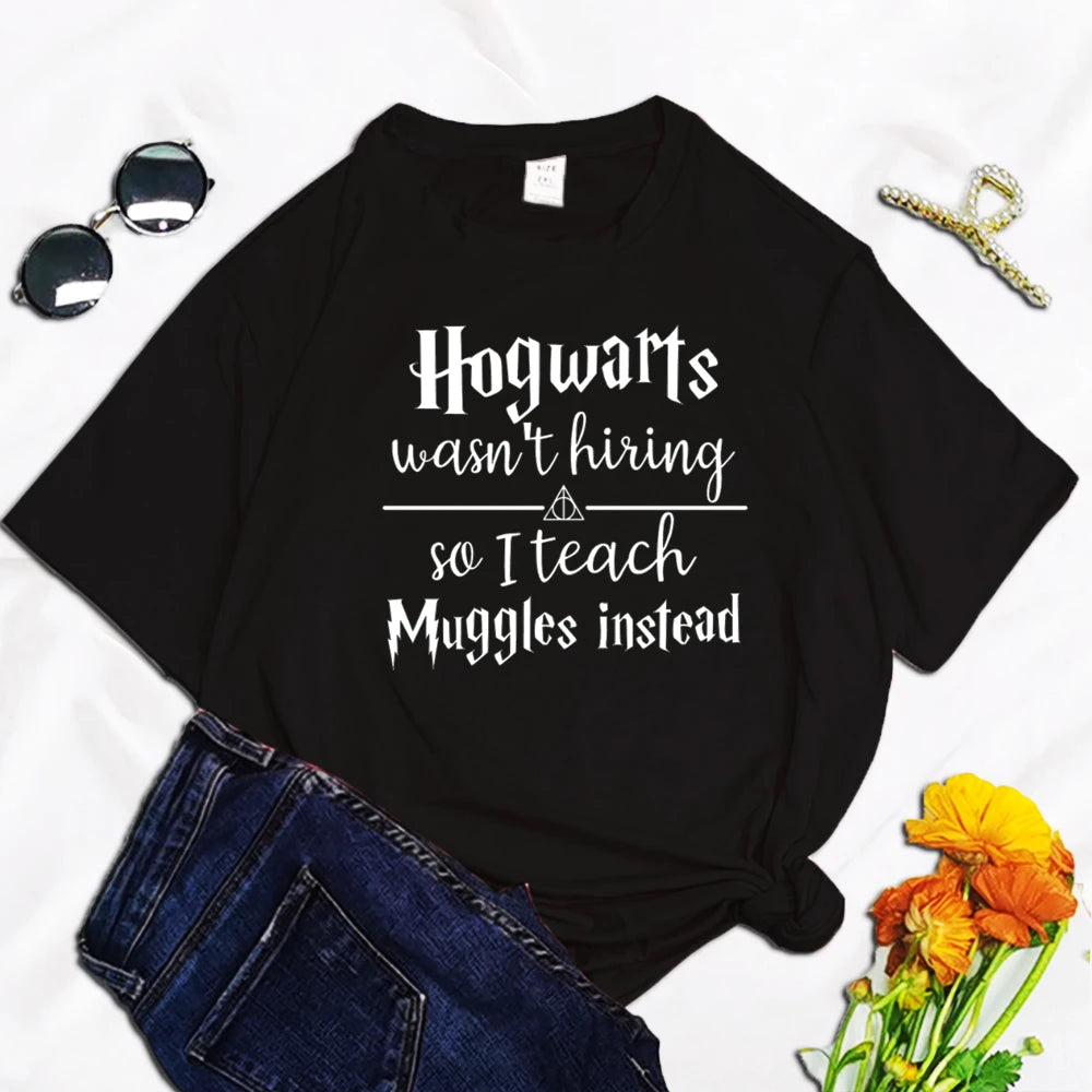 "Hogwarts Não Estava Contratando, Então Eu Ensino Trouxas Mesmo" - Camiseta Feminina com Estampa Gráfica - Manga Curta