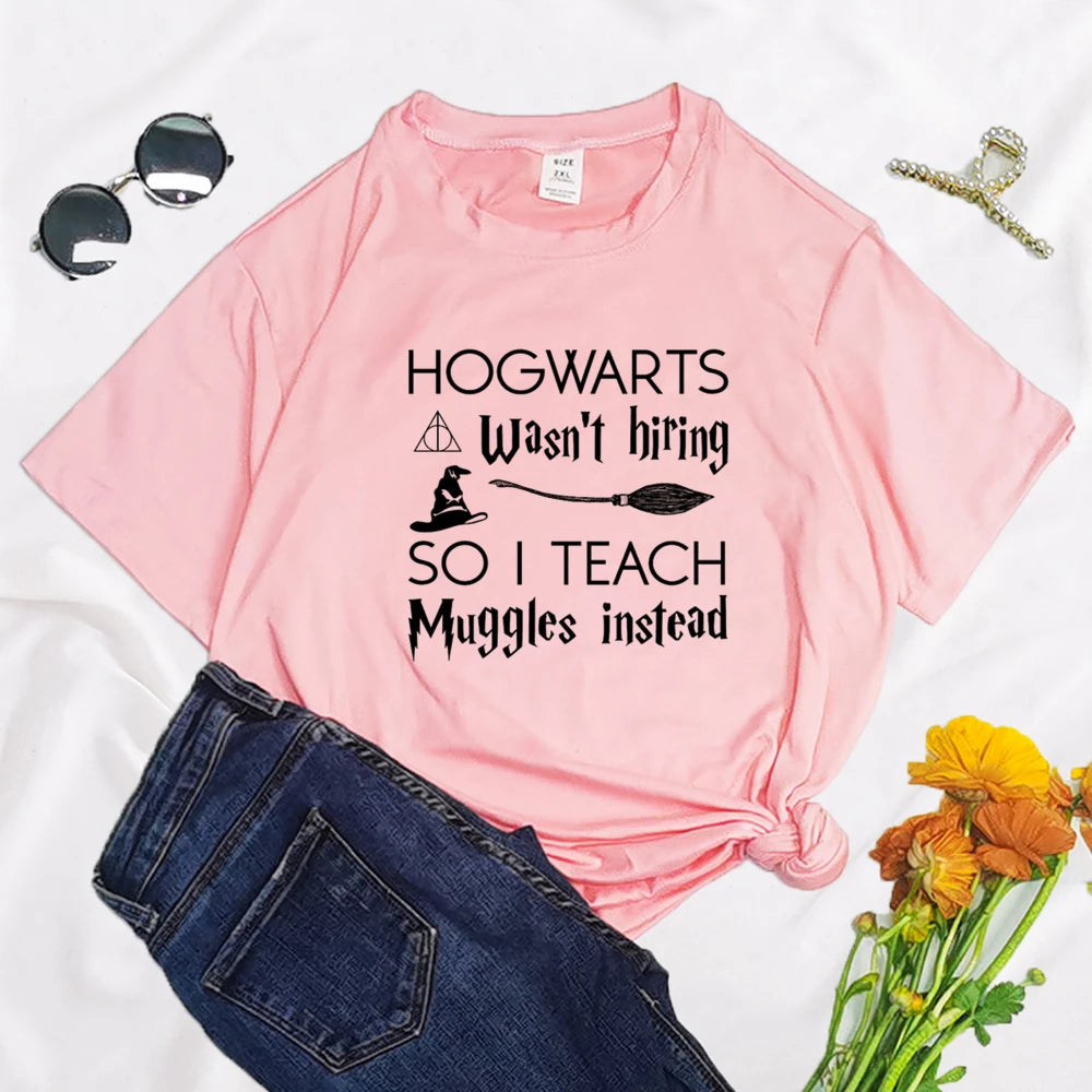 "Hogwarts Não Estava Contratando, Então Eu Ensino Trouxas Mesmo" - Camiseta Feminina com Estampa Gráfica - Manga Curta