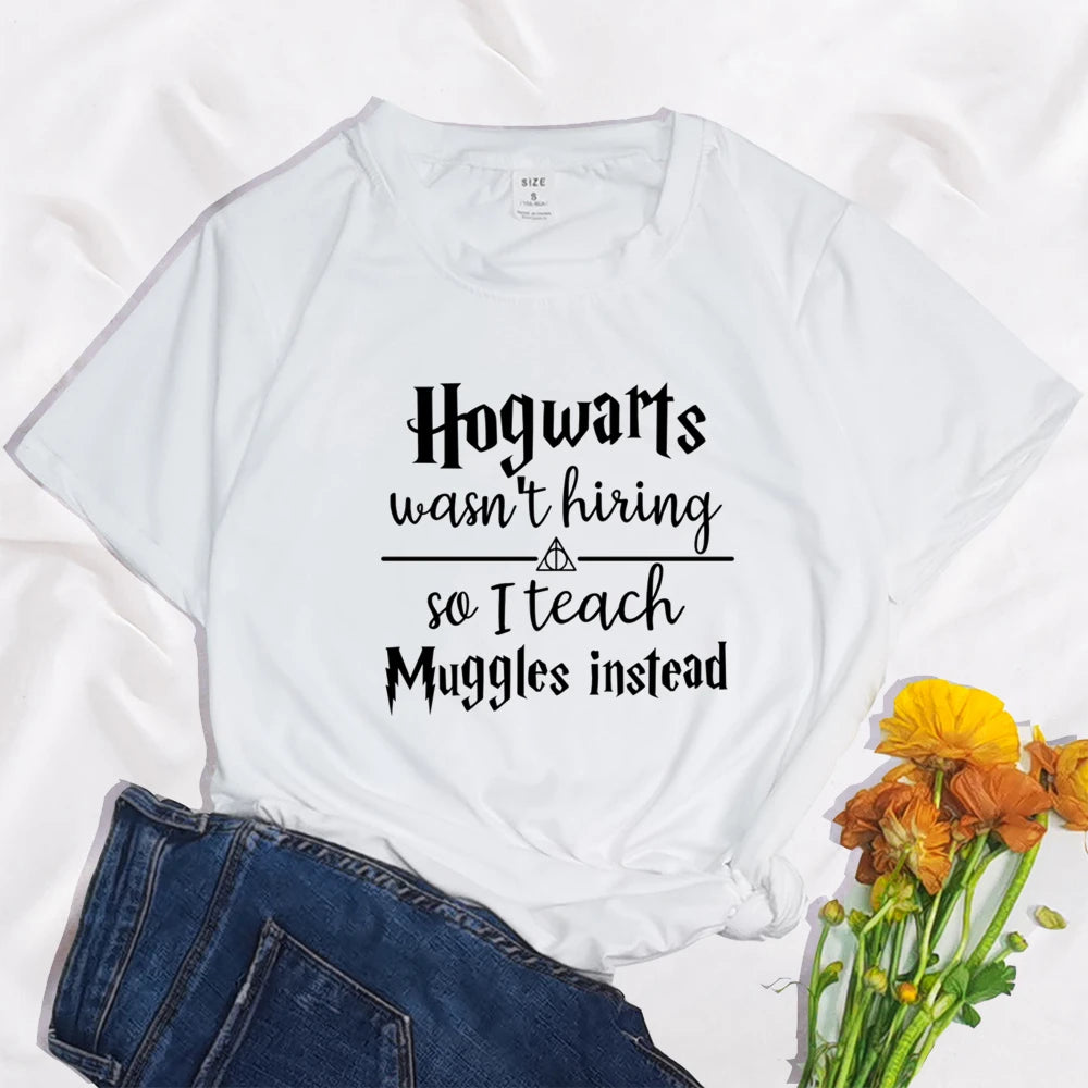 "Hogwarts Não Estava Contratando, Então Eu Ensino Trouxas Mesmo" - Camiseta Feminina com Estampa Gráfica - Manga Curta