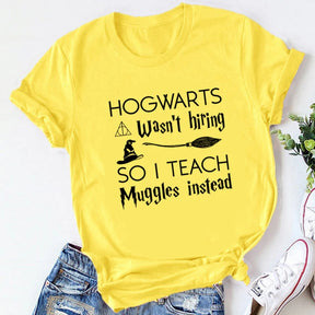 "Hogwarts Não Estava Contratando, Então Eu Ensino Trouxas Mesmo" - Camiseta Feminina com Estampa Gráfica - Manga Curta