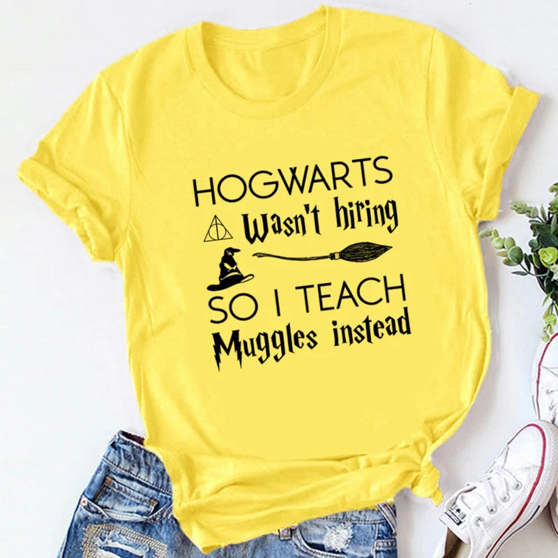 "Hogwarts Não Estava Contratando, Então Eu Ensino Trouxas Mesmo" - Camiseta Feminina com Estampa Gráfica - Manga Curta