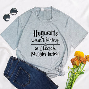 "Hogwarts Não Estava Contratando, Então Eu Ensino Trouxas Mesmo" - Camiseta Feminina com Estampa Gráfica - Manga Curta