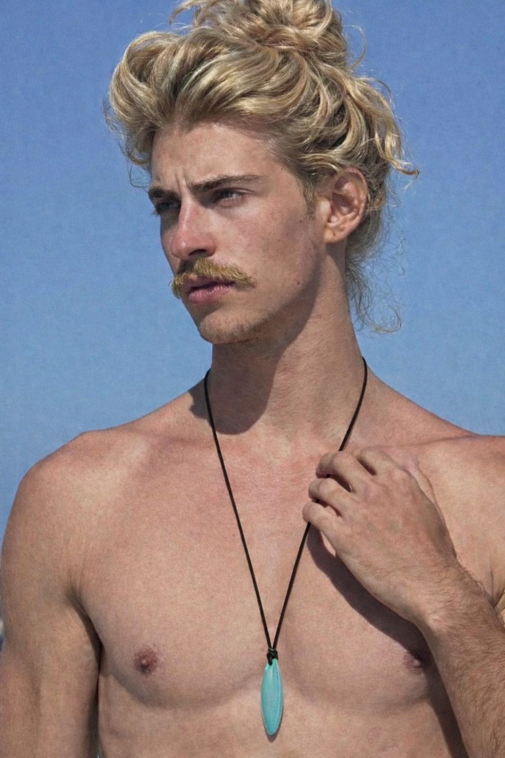 Colar Shallow Waters: Azure Leather & Glass Resin